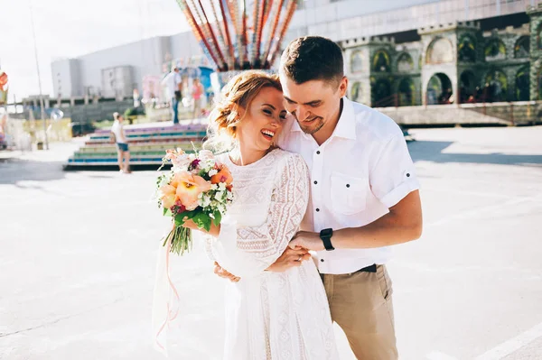 Novia y novio abrazándose mutuamente — Foto de Stock