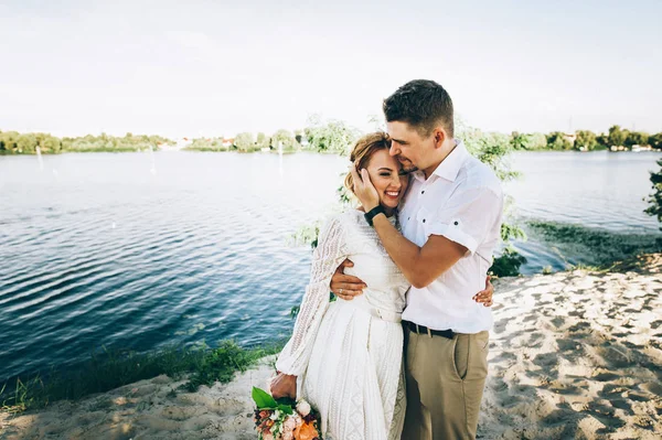 Novia y novio abrazándose mutuamente — Foto de Stock