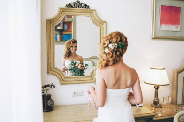 Gelin aynada çiçek buketi ile poz