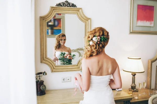 Невеста позирует с букетом цветов в зеркале — стоковое фото
