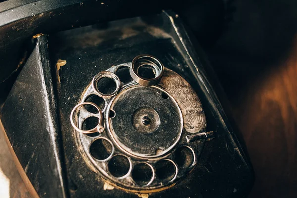 Wedding rings on vintage phone — Stock Photo, Image