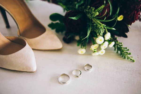 High heels with flower branches and rings — Stock Photo, Image