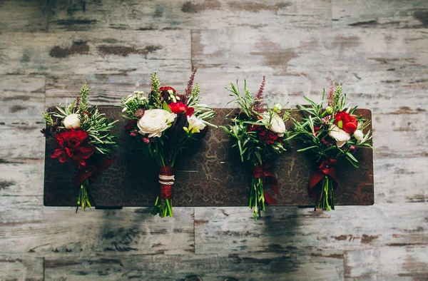 Blumensträuße auf Holztisch — Stockfoto