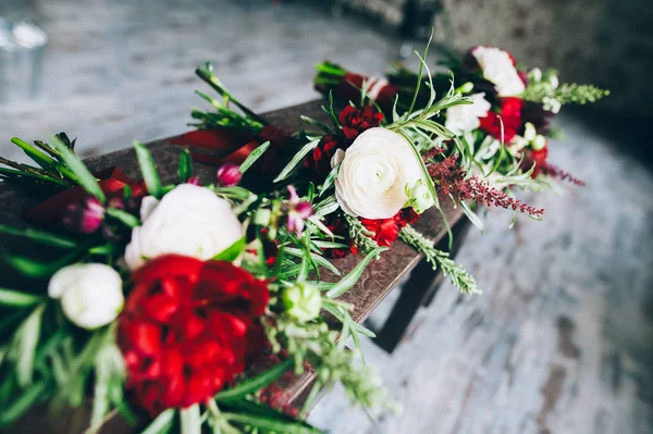 Blumensträuße auf Holztisch — Stockfoto