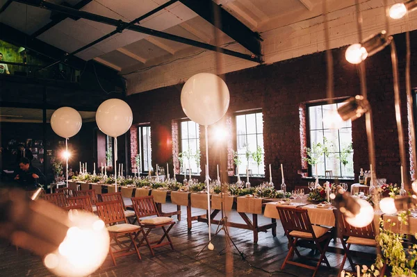 Table de mariage mise en lieu de cérémonie — Photo