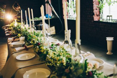 Düğün masa töreni yerde ayarlama