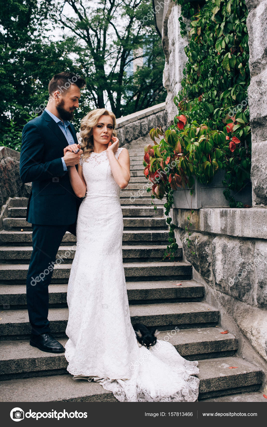 新娘和新郎在楼梯上摆姿势——图库图片© andrey_gribov #157813466, image size:1065x1700