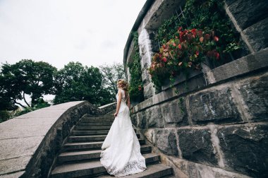 merdivenlerden yukarı yürümek ve kollamaya gelin