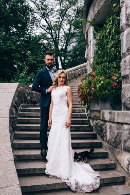 Gelin ve damat merdivenlerde poz