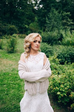 Genç gelin kameraya poz