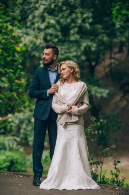 Gelin ve damat ormanda ayakta