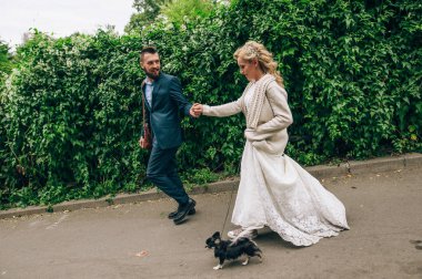 Evli çift köpek ile eğleniyor