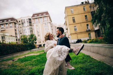 Eller eşim üzerinde taşıyan koca