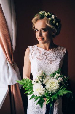 Buket çiçek ile ayakta gelin 