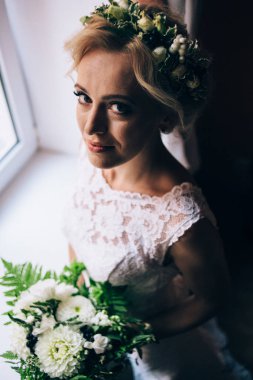 Buket çiçek ile ayakta gelin 