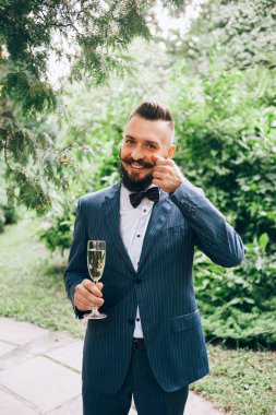 İz üzerinde duran şampanya flüt ile damat