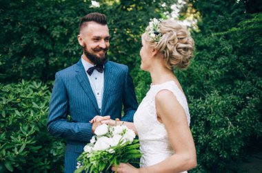 Gelin ve Damat Düğün üzerinde duran 