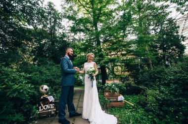 Gelin ve Damat Düğün üzerinde duran 