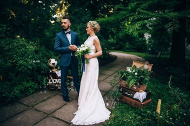 Gelin ve Damat Düğün üzerinde duran 