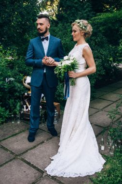 Gelin ve Damat Düğün üzerinde duran 