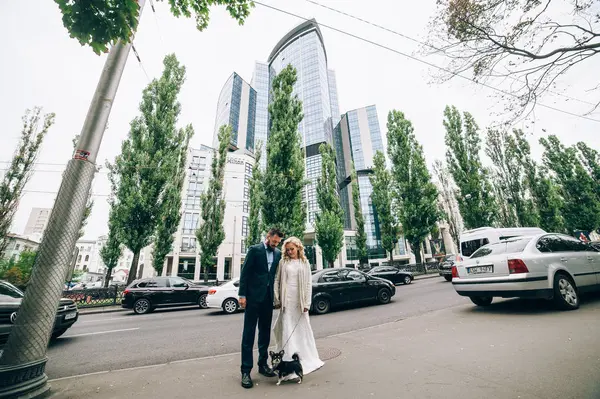 Gelin ve damat şehir sokak poz