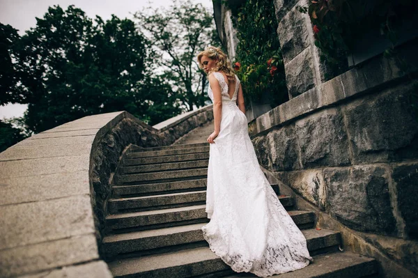 Braut geht Treppe hinauf und schaut über die Schulter — Stockfoto