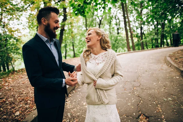 Bruden och brudgummen promenader och ha kul — Stockfoto