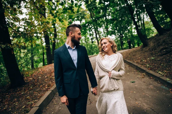 Bruid en bruidegom lopen en plezier — Stockfoto