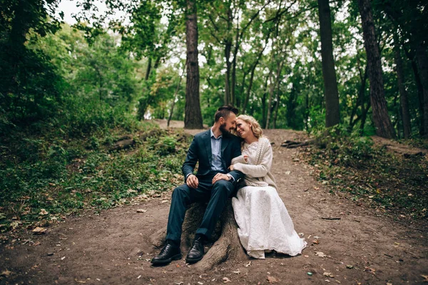 Vrouw knuffelen echtgenoot zittend op stub — Stockfoto