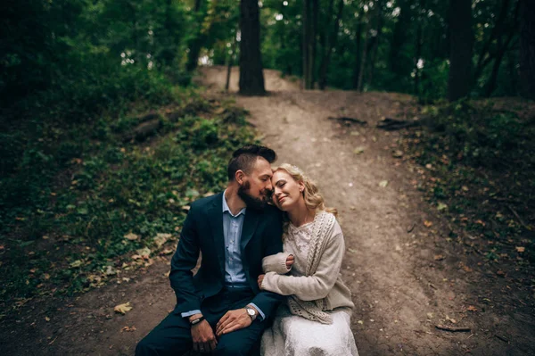 Vrouw knuffelen echtgenoot zittend op stub — Stockfoto