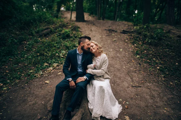 Vrouw knuffelen echtgenoot zittend op stub — Stockfoto