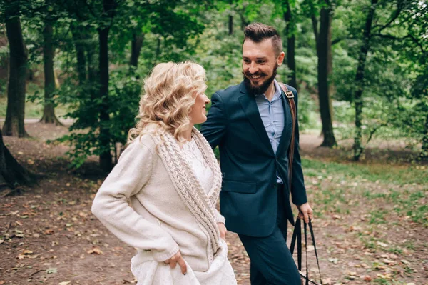 Bruden och brudgummen promenader i skogen — Stockfoto