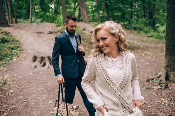 Bruid en bruidegom lopen in bos — Stockfoto