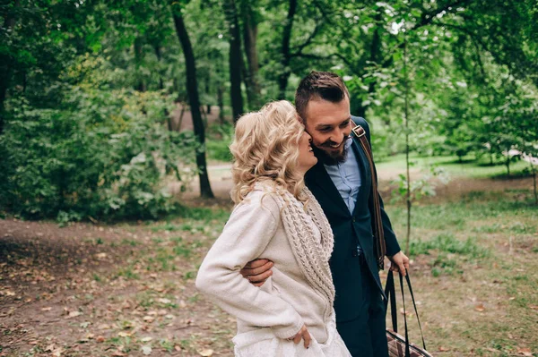 Bruid en bruidegom lopen in bos — Stockfoto