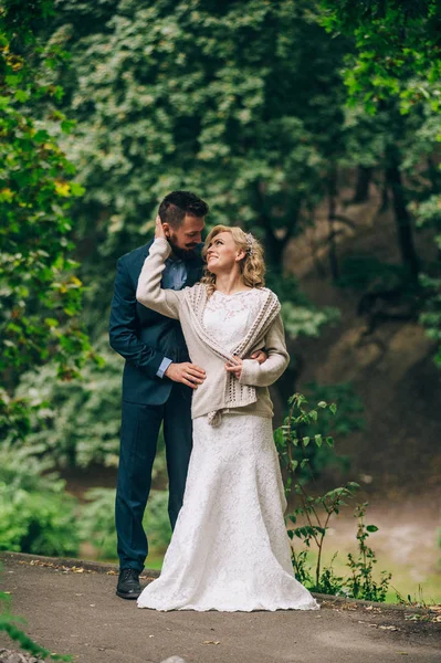 Gelin ve damat ormanda ayakta