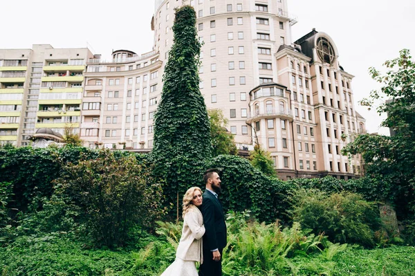 Pareja casada parada en el parque de la ciudad — Foto de Stock