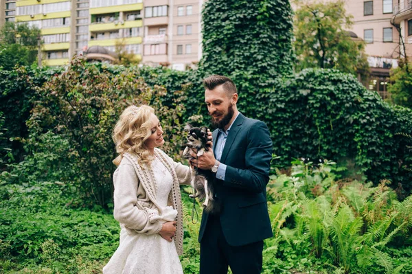 Pareja casada divirtiéndose con perro — Foto de Stock