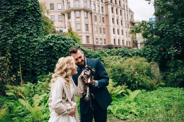 Evli çift köpek ile eğleniyor