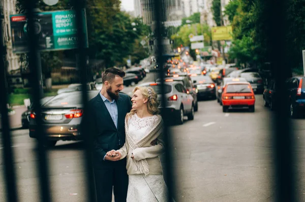 Ślub pary stojącej na ulicy miasta — Zdjęcie stockowe
