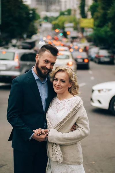 Pareja casada parada en la calle de la ciudad — Foto de Stock