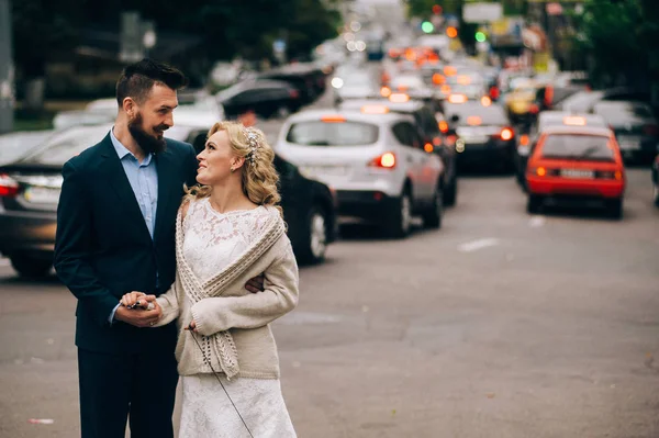 Pareja casada parada en la calle de la ciudad — Foto de Stock