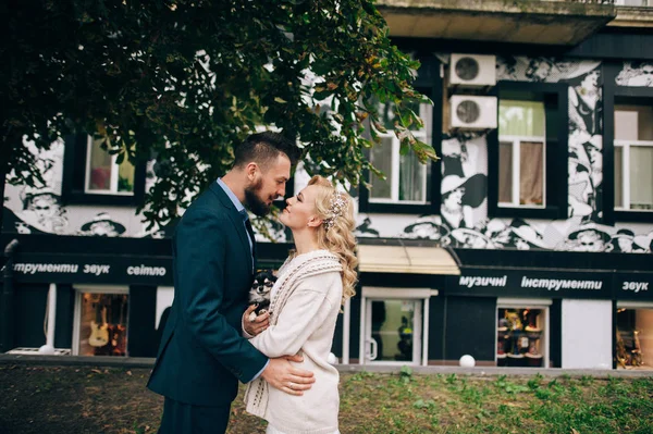 Pareja casada besándose en la calle —  Fotos de Stock