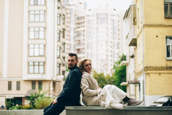 Evli çift oturma sırt sırta