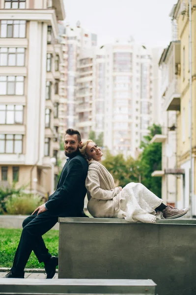 Evli çift oturma sırt sırta