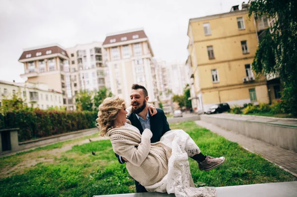 Manžel na rukou manželka — Stock fotografie