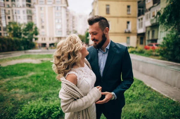 Pareja casada en jardín cuadrado — Foto de Stock