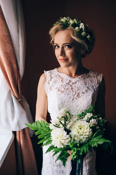 Buket çiçek ile ayakta gelin 