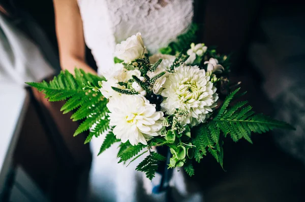 Braut steht mit Blumenstrauß — Stockfoto