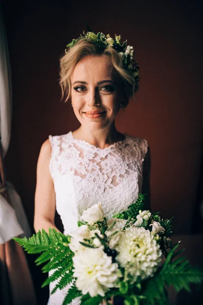 Buket çiçek ile ayakta gelin 