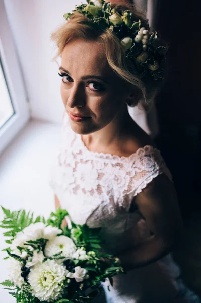 Buket çiçek ile ayakta gelin 